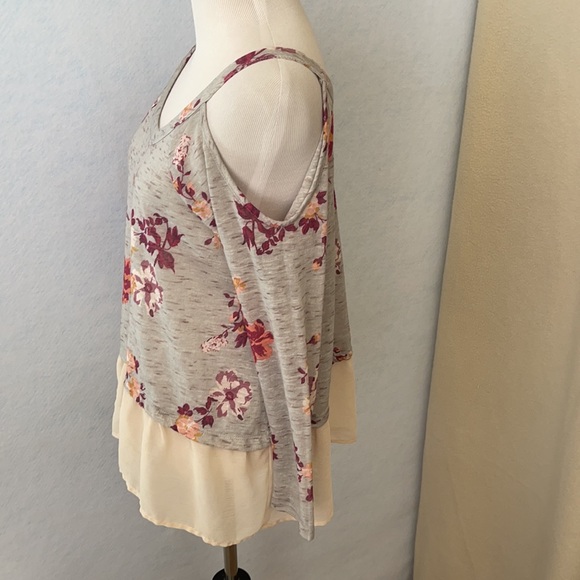 About A Girl Cold Shoulder Floral Shear Bottom Top - Picture 8 of 12